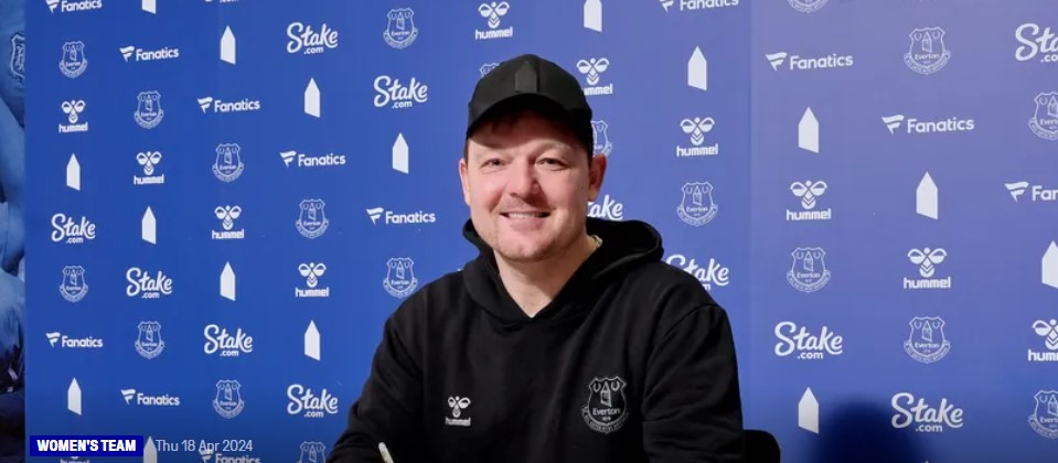 Brian Sørensen forlænger sin aftale med Everton.