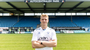 Isak Taanander står med korslagte arme på Kolding Stadion.