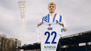 Isak Tånnander med en Kolding-trøje efter sin kontraktforlængelse.