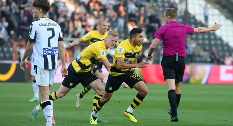Jens Jönsson jubler med sin holdkammerat efter scoring mod PAOK.