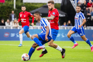 Charly Nouck i aktion for OB ude mod Hvidofre IF.