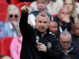Mark Robins dirigerer med sit Coventry mandskab i FA Cup semifinalen mod Manchester United
