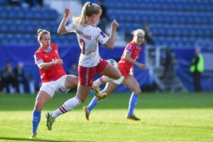 Amalie Vangsgaard i aktion for det danske kvindelandshold mod Tjekkiet.