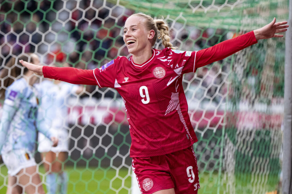 Amalie Vangsgaard fejrer sin scoring imod Belgien for det danske kvindelandshold.