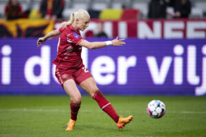 Sofie Svava i aktion for det danske landshold.