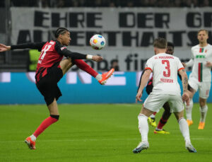 Hugo Ekitike i kamp for Eintracht Frankfurt.