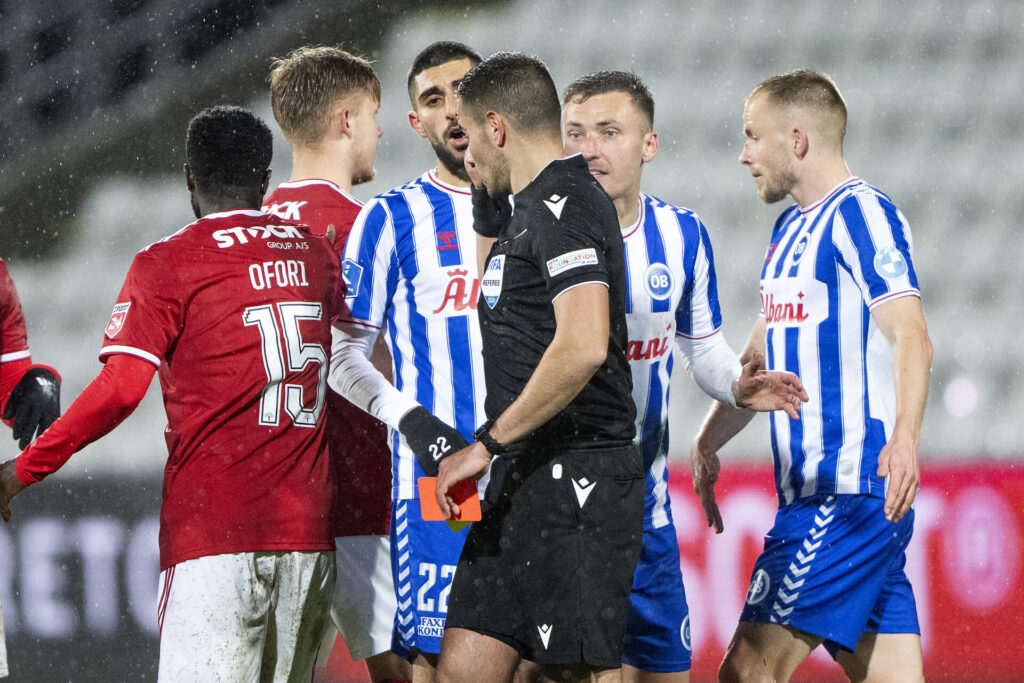 Tom Trybull og resten af OB brokker sig over det gule kort, som endte med at sende ham fra banen mod Vejle Boldklub.