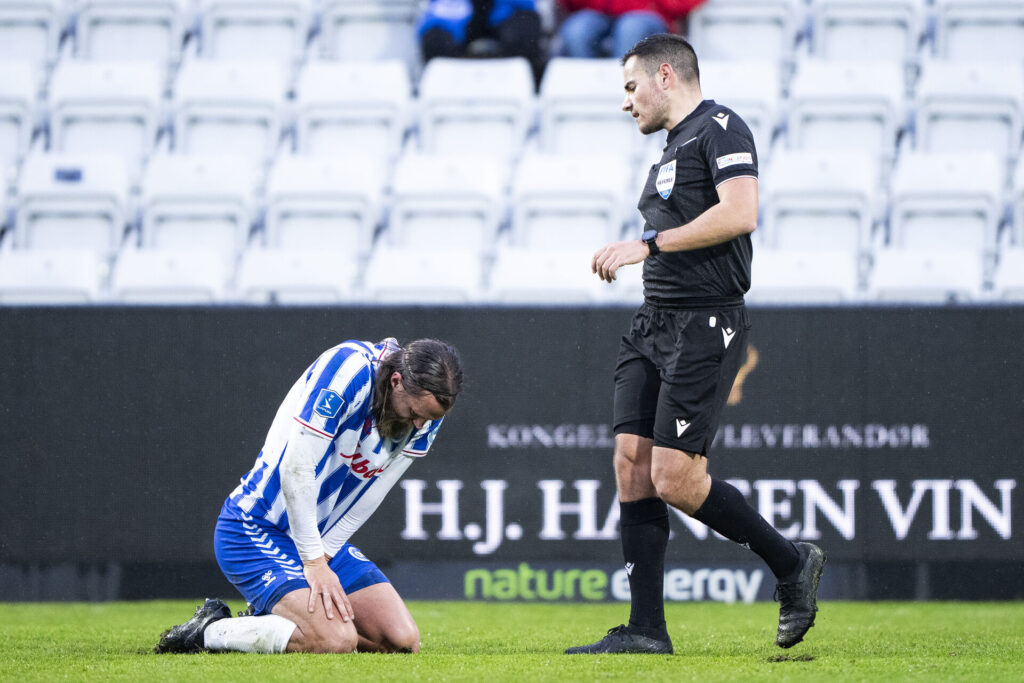 Dommer Kyriakos Athanasiou tilser OBs Bjørn Paulsen under superligakampen mellem OB og Vejle Boldklub i Odense tirsdag den 2. april 2024.