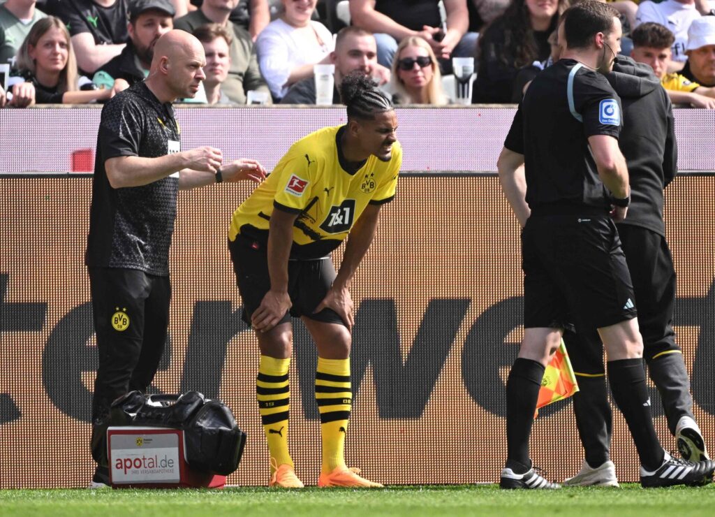 Sebastian Haller står på sidelinjen for Dortmund og ømmer sig