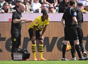 Sebastian Haller står på sidelinjen for Dortmund og ømmer sig