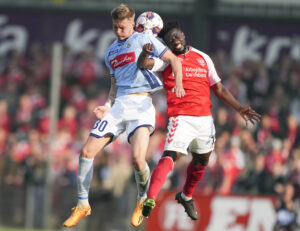 Ebenezer Ofori (VB 15) mod Lukas Bjørklund NordicBet Liga-kampen mellem SønderjyskE og Vejle Boldklub i Haderslev torsdag den 11. maj 2023.