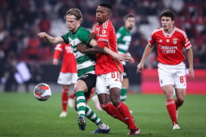 Morten Hjulmand i nærkamp med Florentino i Taca de Portugal-semifinalen imellem Sporting og Benfica.