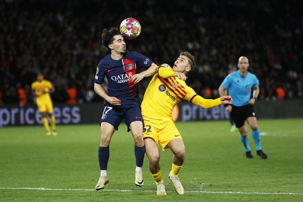 Fermin Lopez i duel med Vitinha i Champions League-kampen mellem PSG og FC Barcelona.