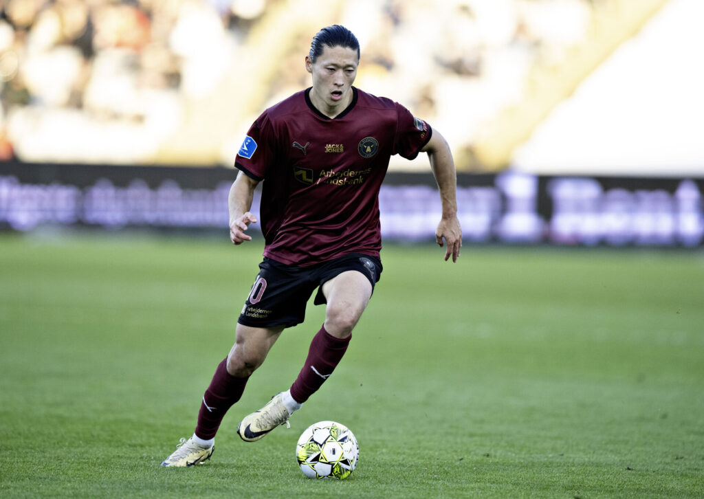 FC Midtjyllands sydkoreanske stjerne, Cho, fører bolden frem.