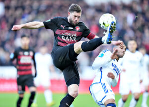 Henrk Dalsgaard forsvarer i FC Midjyllands kamp mod FC København.