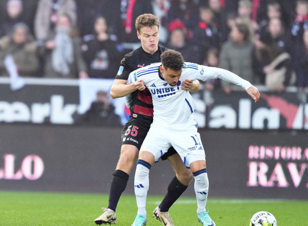 Victor Bak i duel for FC Midtjylland med FCK's Jordan Larsson på MCH Arena i 3F Superliga