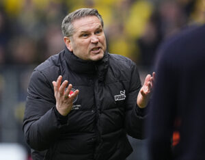 Thomas Thomasberg på sidelinjen for FC Midtjylland i Superliga-kampen imellem FCM og Brøndby IF.