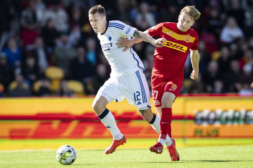 Lukas Lerager i duel med FC Nordsjællands Daniel Svensson.