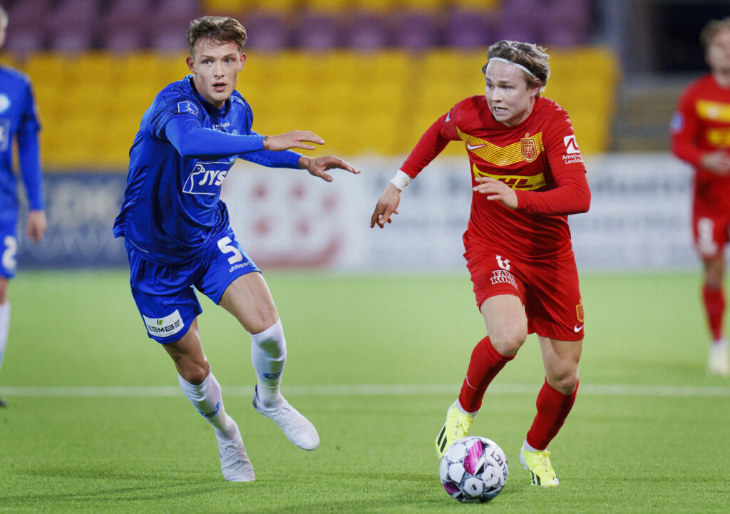Silkeborg IF's Oliver Sonne forsøger at følge med Andreas Schjelderup fra FC Nordsjælland.