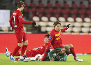 FC Nordsjællands Kaare Bruckner Barslund, Erik Marxen og AB's Tim Freriks. AB møder FC Nordsjælland i kvartfinalen i DBU pokalen på Right To Dream Park i Farum lørdag den 9. december 2023.