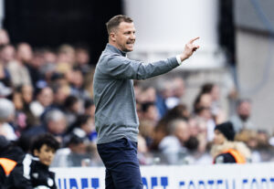 Jacob Neestrup reagerer på sidelinjen i kampen mod AGF.