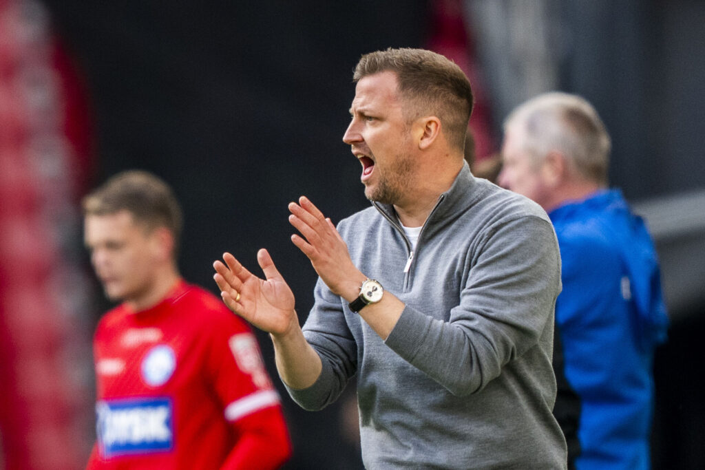 FCK's cheftræner, Jacob Neestrup, under Superligakampen mod Silkeborg IF.