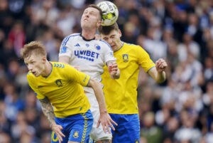 Brøndbys Daniel Wass og Jacob Rasmussen i duel med F.C. Københavns Lukas LErager.