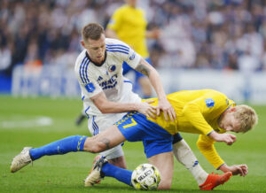 F.C. Københavns Lukas Lerager i duel med Brøndbys Nicolai Vallys.