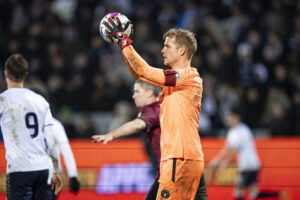 Jonas Lössl viser sikrer hænder i aktion for FC Midtjylland.