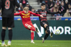 FC Nordsjællands Daniel Svensson i duel med FCM-spilleren Dario Osorio.