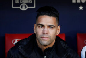 Radamel Falcao sidder på Rayo Vallecanos bænk.