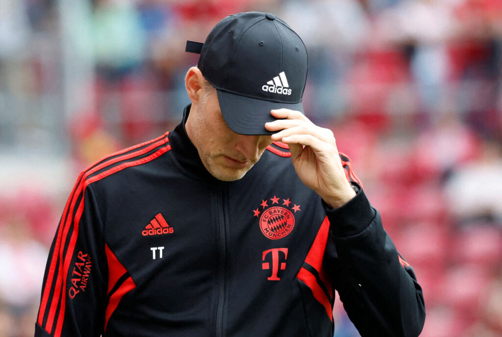 Thomas Tuchel kigger i jorden i kamp for Bayern München