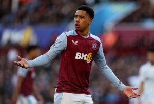 Aston Villas Jacob Ramsey under en kamp mod Nottingham Forest.