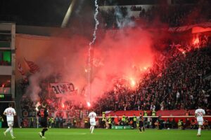 Fortuna Düsseldorfs fans under kampen imellem Düsseldorf og Bayer Leverkusen i DFB Pokalsemifinalen.
