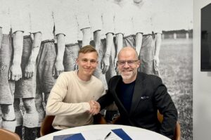 Aksel Halsgaard trykker hånd med Stig Inge Bjørnebye i forbindelse med skifte til AGF