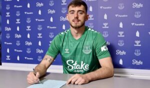 Harry Tyrer skriver under på kontrakt