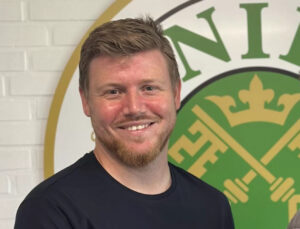 Patrick Birch Braune giver hånd til Peter Dinnesen i Næstved