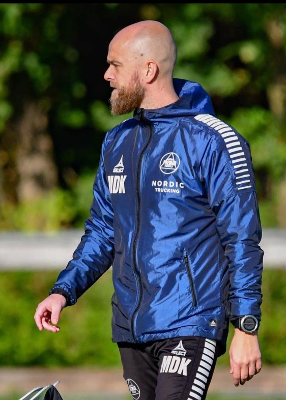 Cheftræner Morten Dahm Kjærgaard går henover banen iført Aarhus Fremads tøj