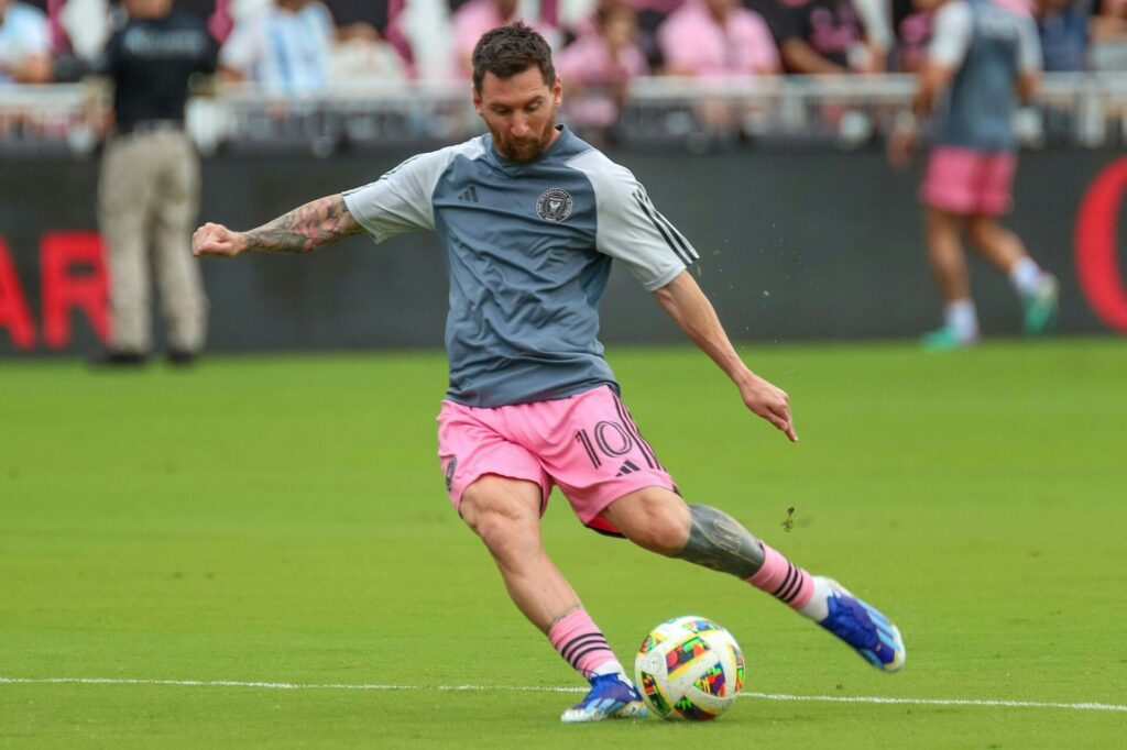 Lionel Messi varmer op til Inter Miamis MLS-kamp mod Orlando City.