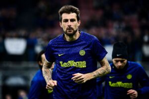 Acerbi varmer op for Inter.