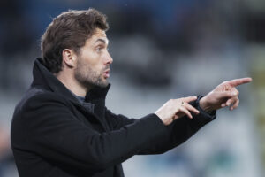 Jakob Poulsen peger fra sidelinjen