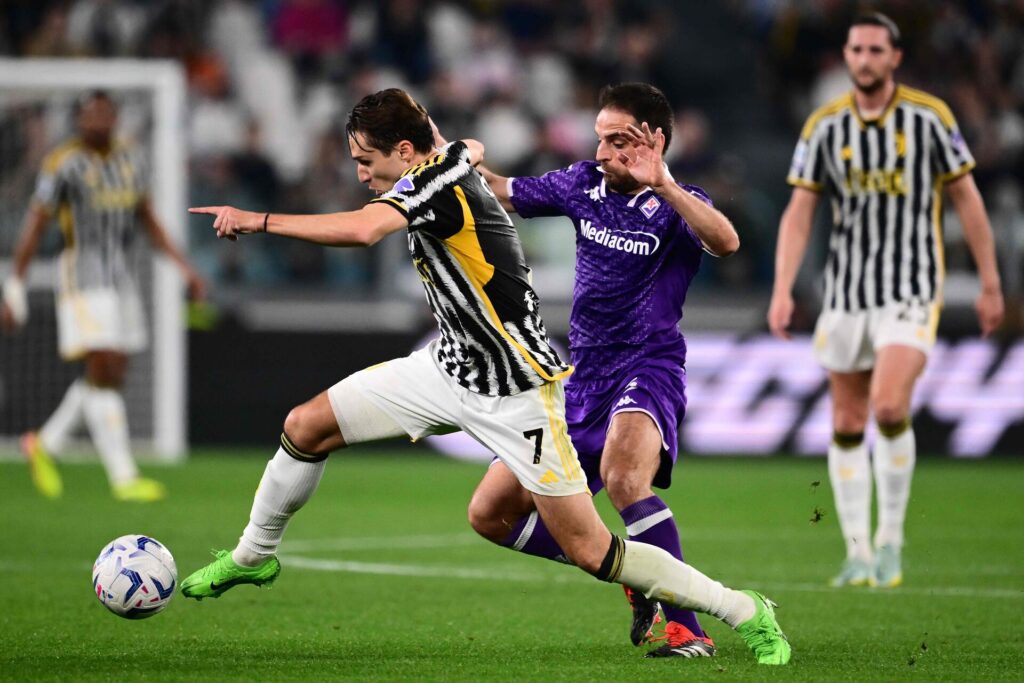 Juventus' Federico Chiesa i duel med Fiorentinas Giacomo Bonaventura i Serie A.