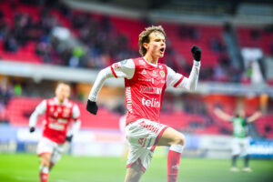 Jacob Trenskow fejrer sin scoring for Kalmar FF.