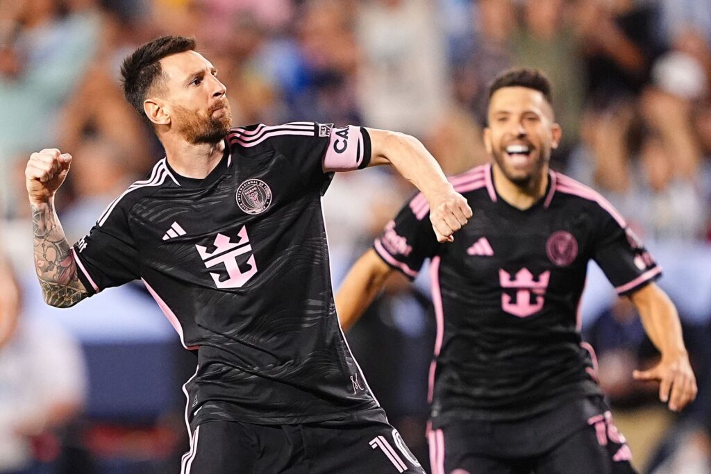 Lionel Messi jubler sammen med Jordi Alba, efter Messi har scoret et mål.