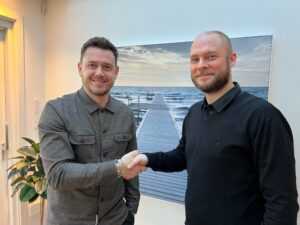 Kasper Lorentzen trykker hånd med en official i forbindelse med ansættelsen i B.93