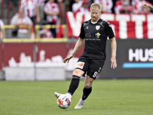 Kolding IF's Thomas Mikkelsen sparker til bolden i en kamp mod AaB.