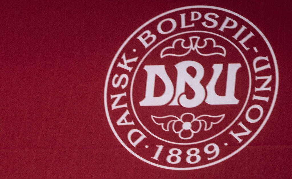 DBU's logo på en rød væg