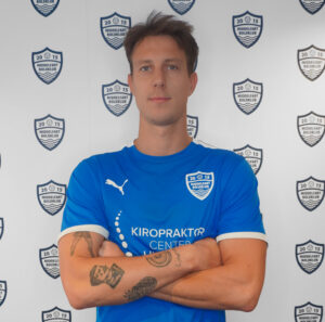 Lasse Thomsen foran sponsorvæggen i Middelfart