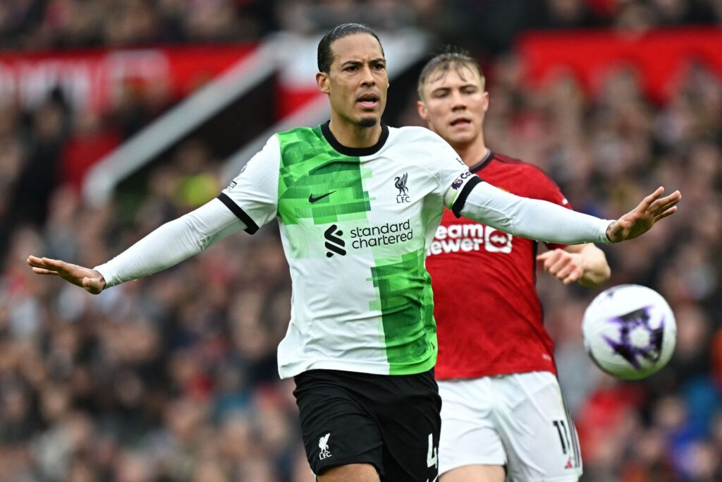 Virgil Van Dijk i kamp for Liverpool mod Manchester United i Premier League.