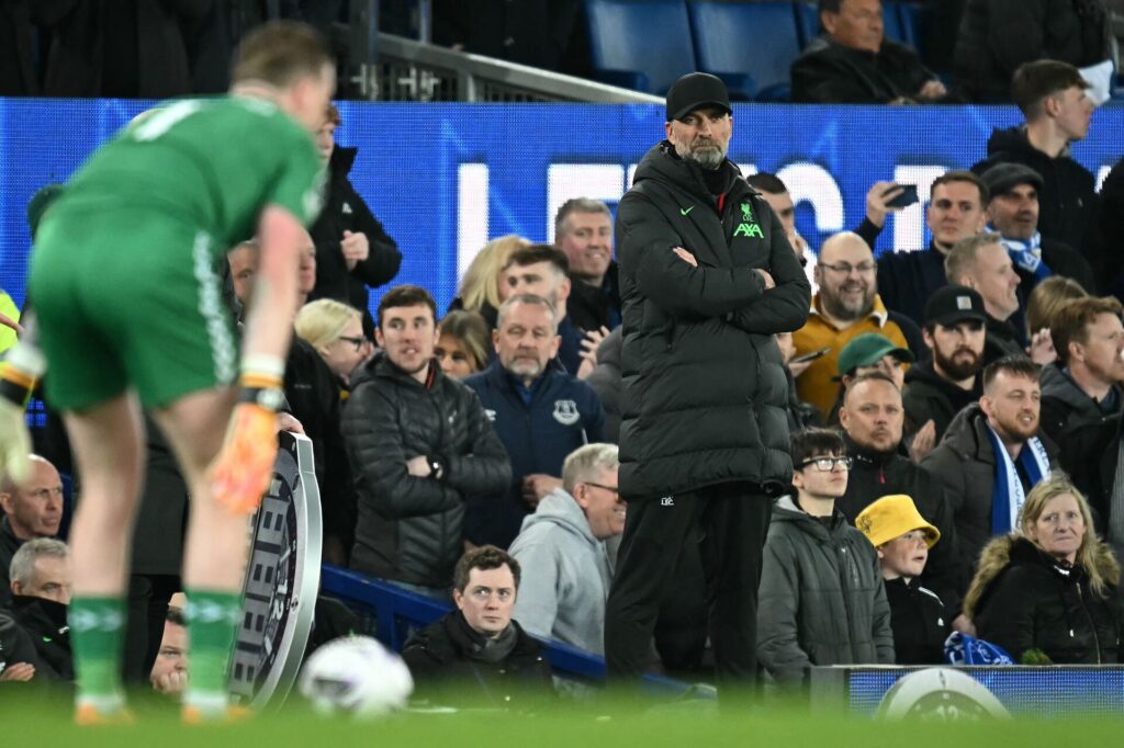 Jürgen Klopp med en bekymret mine under kampen mellem Everton og Liverpool.